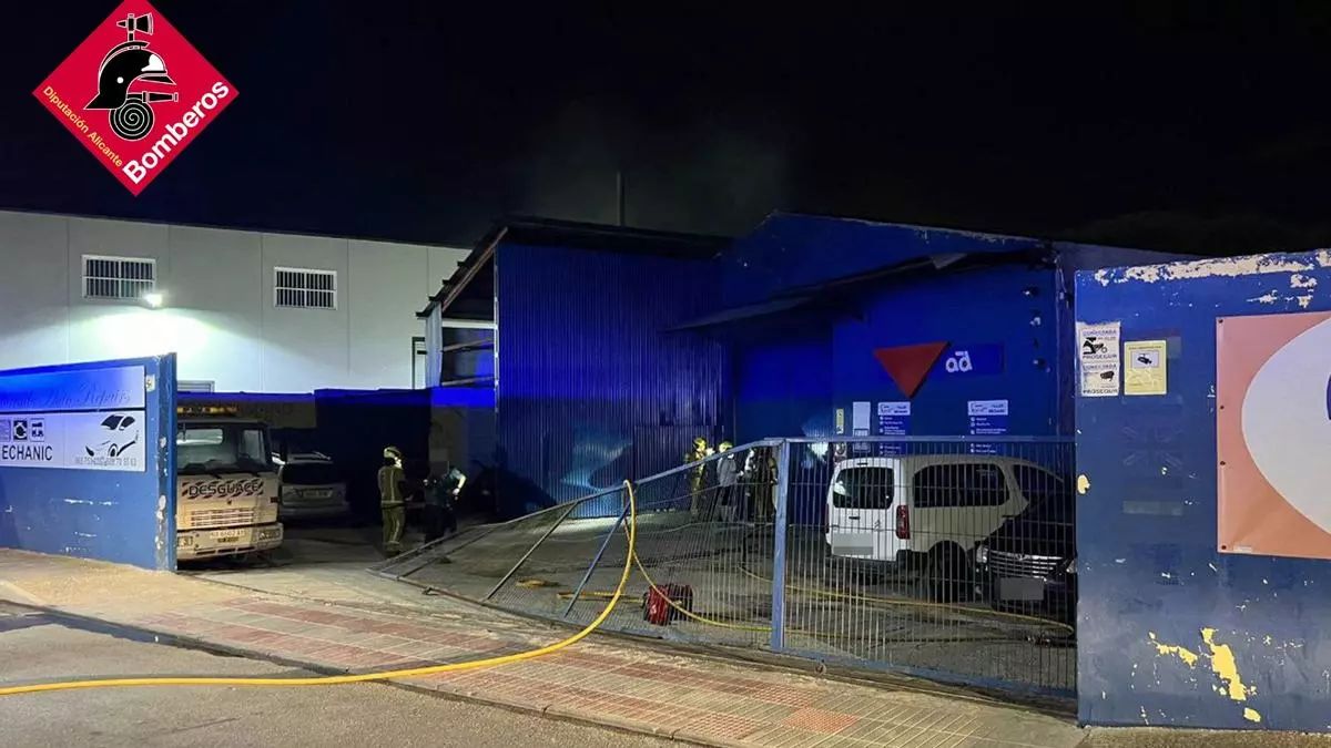 Incendio en un taller de coches del polígono industrial de Catral